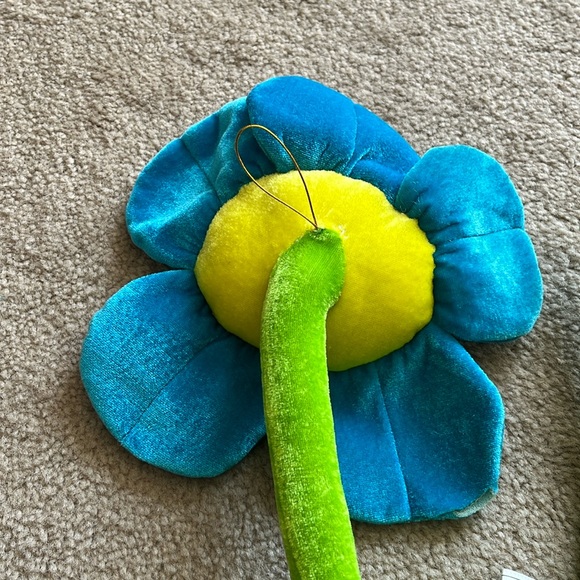 Smiley Flower Toy with Blue Petals and Green Strm - Picture 5 of 10